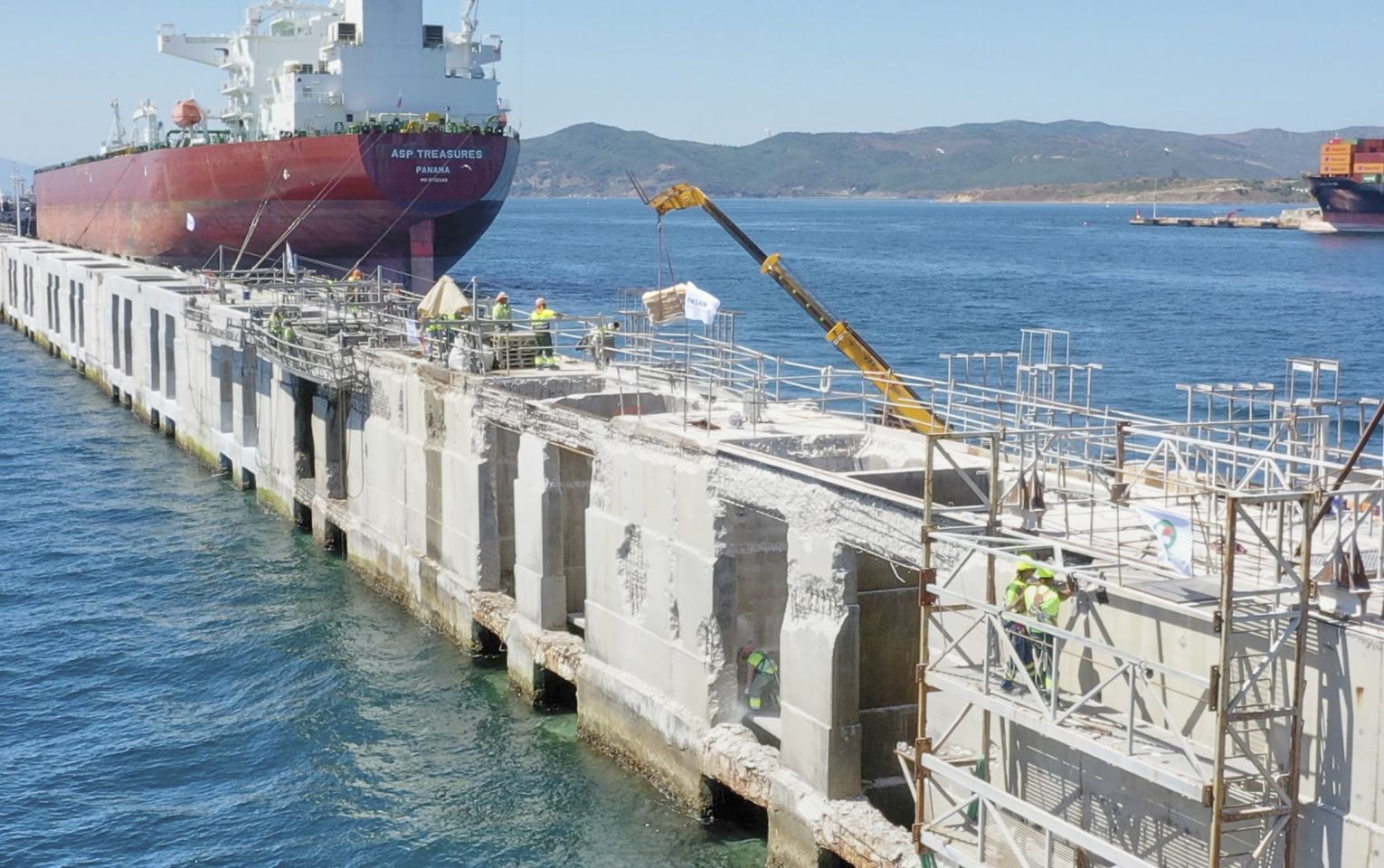 Refuerzo del espaldón del Dique de Abrigo Exento de Isla Verde Exterior